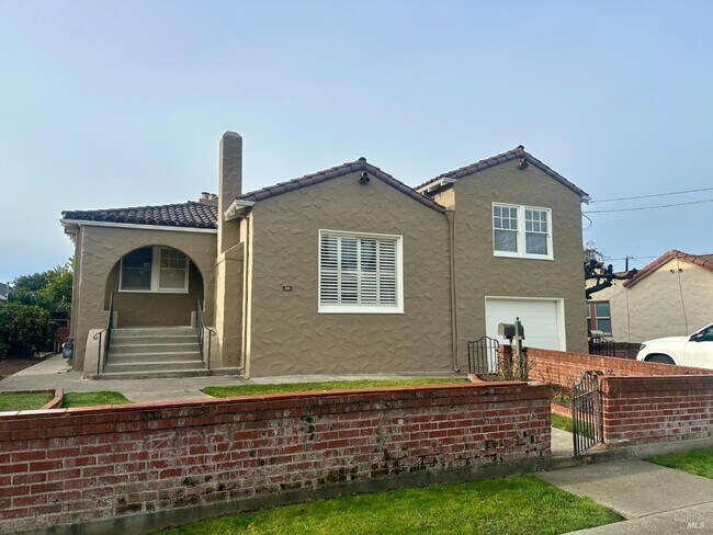 Building Photo - 258 W J St