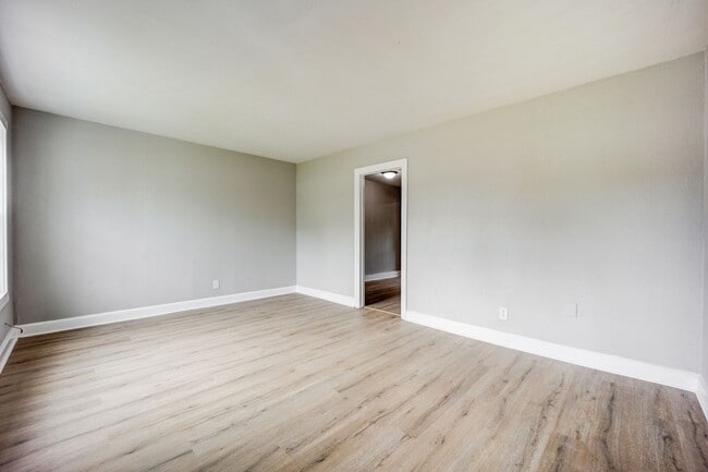 Building Photo - Freshly Updated House