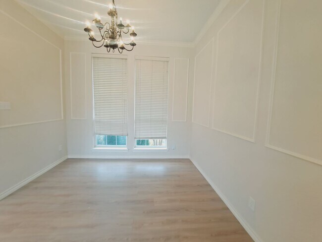 Building Photo - Beautiful 4/3/2 with Sparkling Pool!