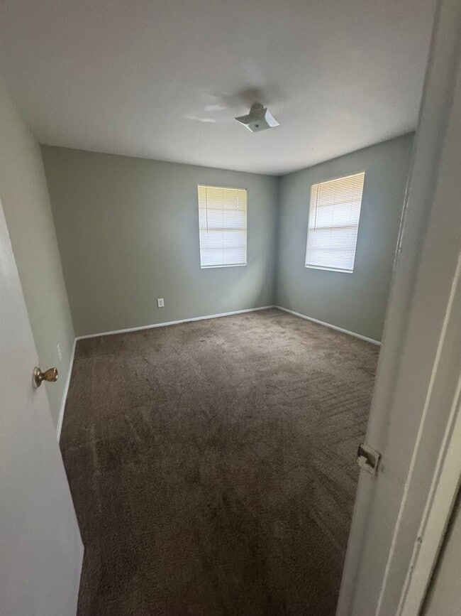 Building Photo - 907 Aelise St