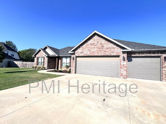 Building Photo - 557 Rossi St