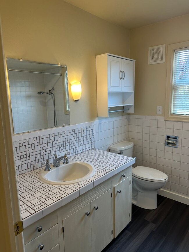 Building Photo - Large 4 bedroom 2 bath house in a great ne...