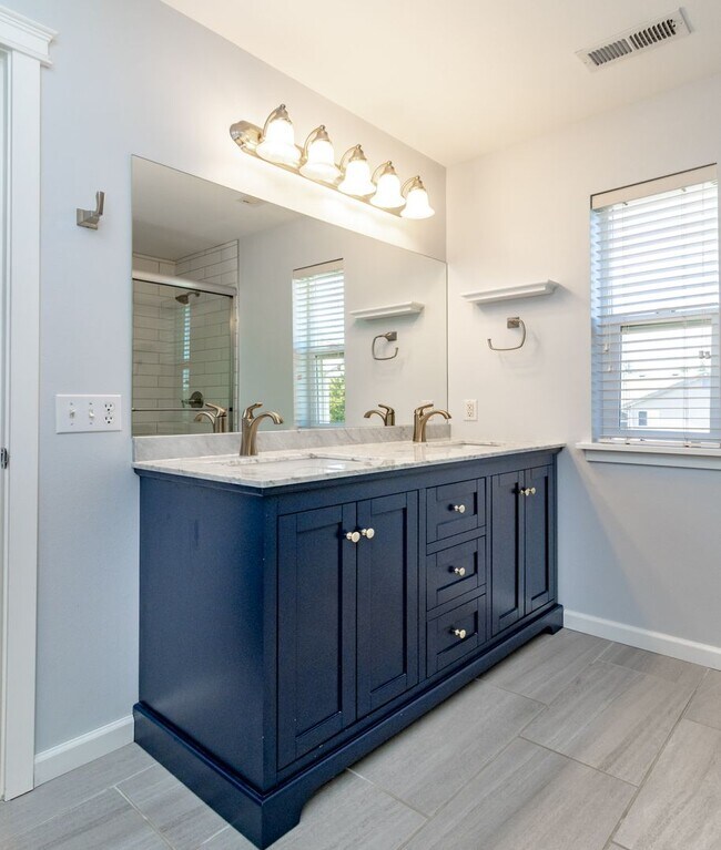 Building Photo - 3 bedroom, 2.5 bath DuPont home featuring AC!