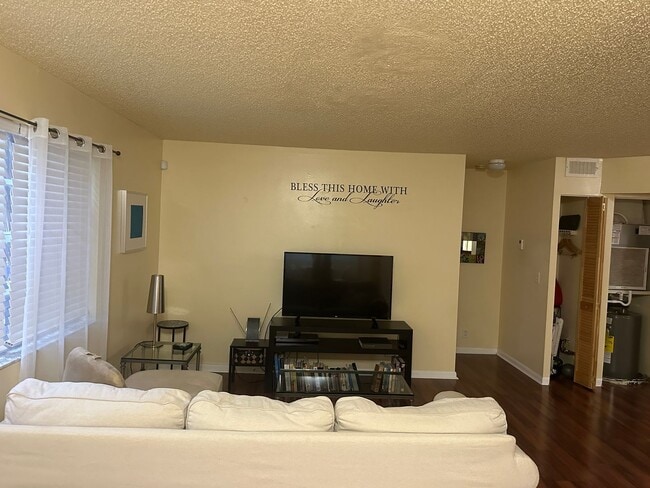 Building Photo - Fully Furnished 1-Bedroom Retreat in Windm...