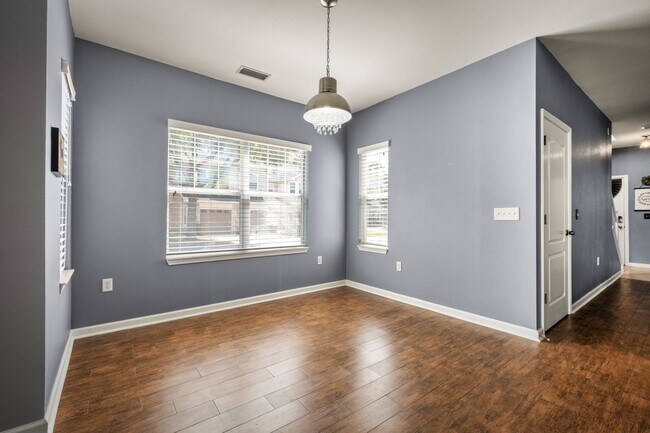 Building Photo - End unit townhome in The Cottages at Oakleaf Plantation