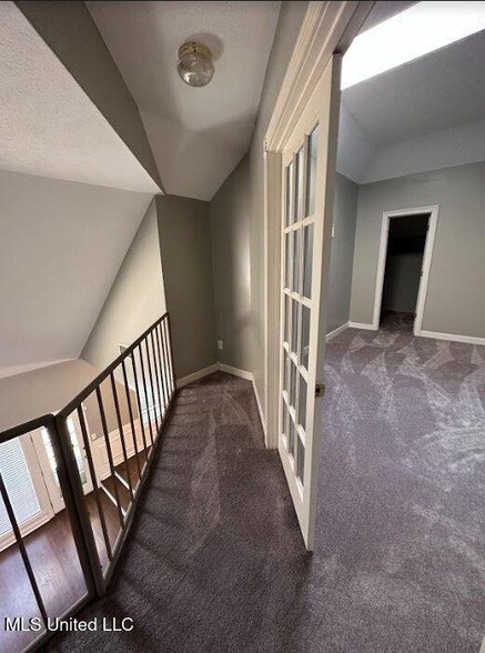 Building Photo - 2206 Pinehaven Dr