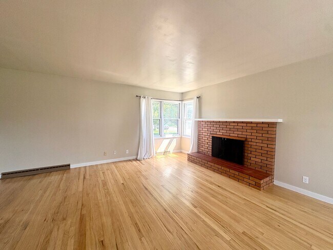 Building Photo - 1215 Avenue E