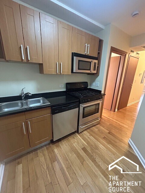 Building Photo - 3103 W Lawrence Ave