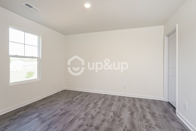 Building Photo - Fantastic 3bd/3ba home! Coming soon!