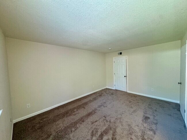 Building Photo - 2/2 duplex in Fair Oaks