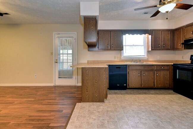 Building Photo - Spacious single family home in Westview Lakes.