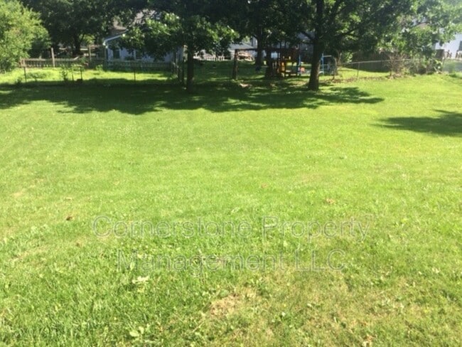 Building Photo - 627-629 E 8th St