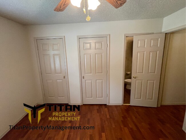 Building Photo - 2 Bed/2 Bath End Unit Apartment