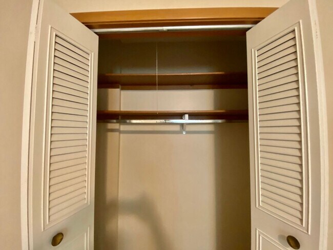 Building Photo - Cozy 2 Bedroom, 1 Bath Apartment with Balc...