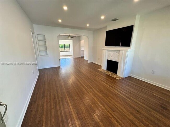 Building Photo - 2210 SW 25th St