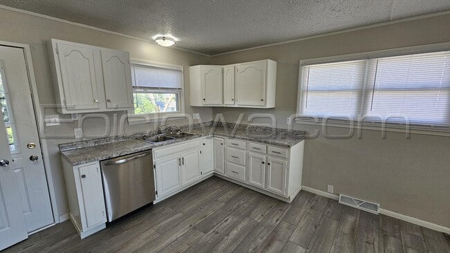 Building Photo - 1510 14th Ave SW