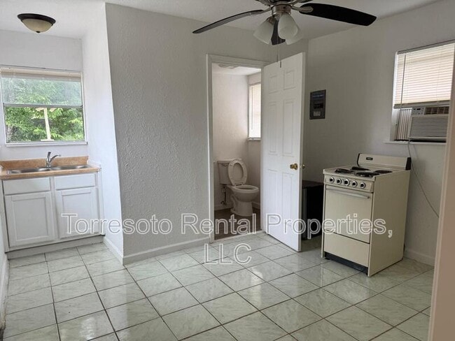 Building Photo - 1334 W Lullwood Ave