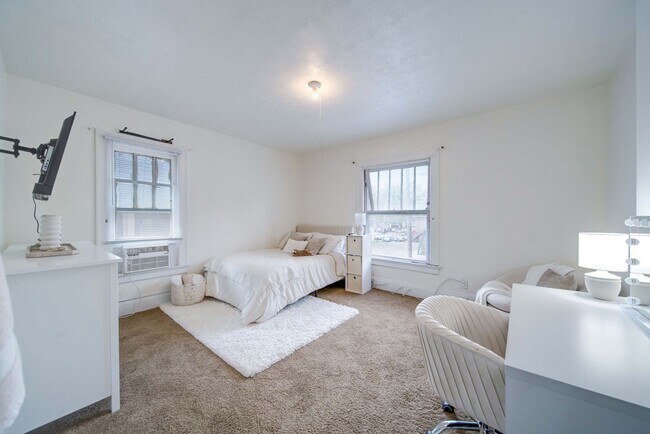 Building Photo - Ultimate 6-Bedroom House with Modern Kitchen, Baths & Private Parking!