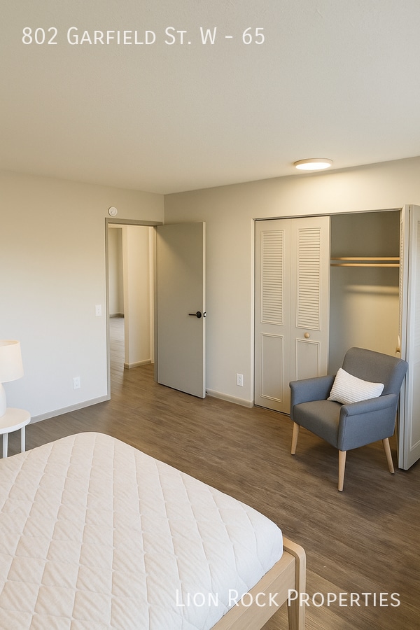 Building Photo - 802 Garfield St W