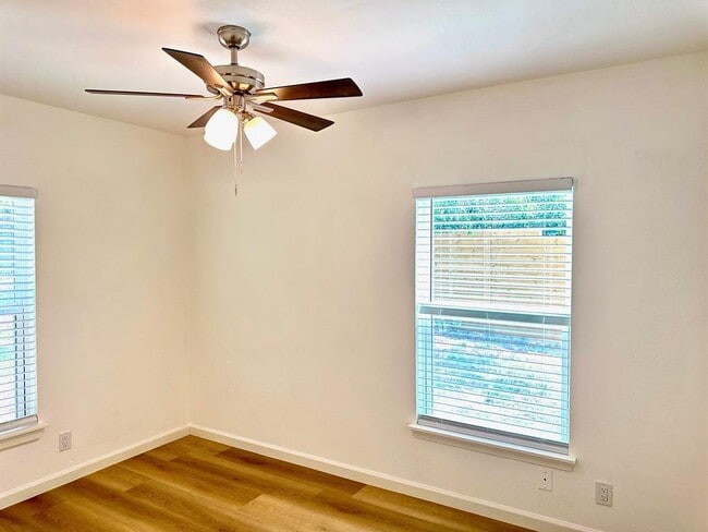 Building Photo - 2902 Spring Cir