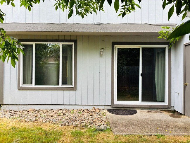 Building Photo - 933-937 NW Sequoia Ave