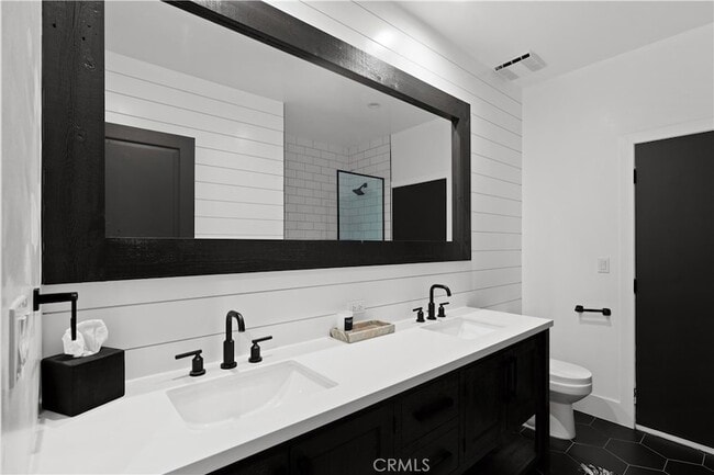 Building Photo - 5946 Woodlake Ave