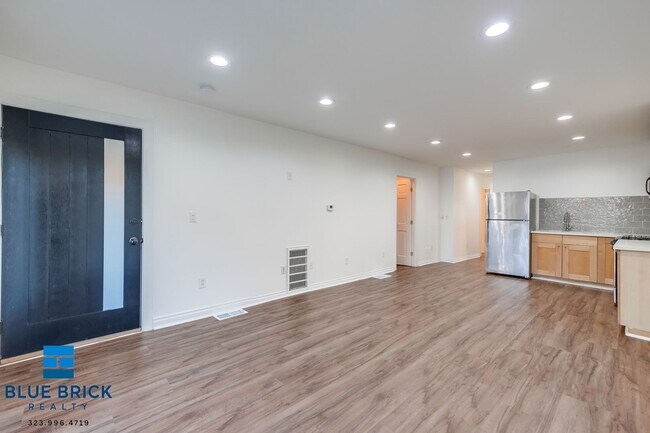 Building Photo - 1223 N Bronson Ave
