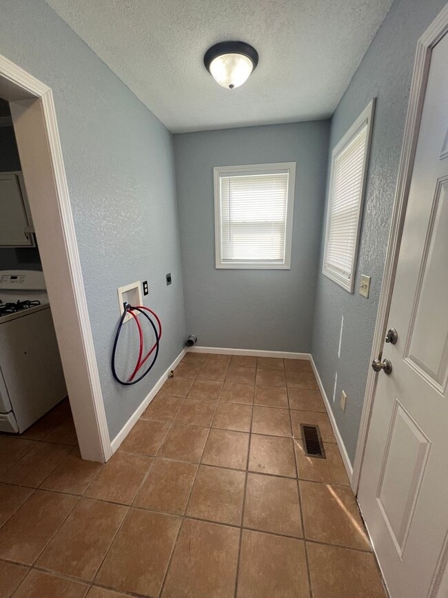 Building Photo - Newly renovated! 2 BEDROOM, OFFICE SPACE, LAUNDRY ROOM!