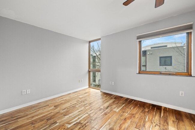 Building Photo - 2 BR 2 BA Townhome in North Tabor- 3 Levels!