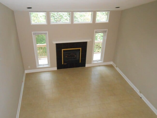 Building Photo - Leasing for 2026 available June 20 - Frank...