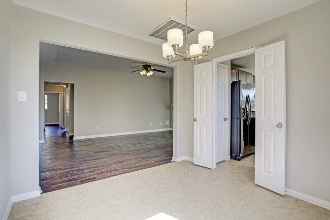 Building Photo - 6506 Larissa Cir