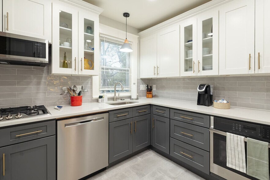 Building Photo - 3935 Oak Park Pl