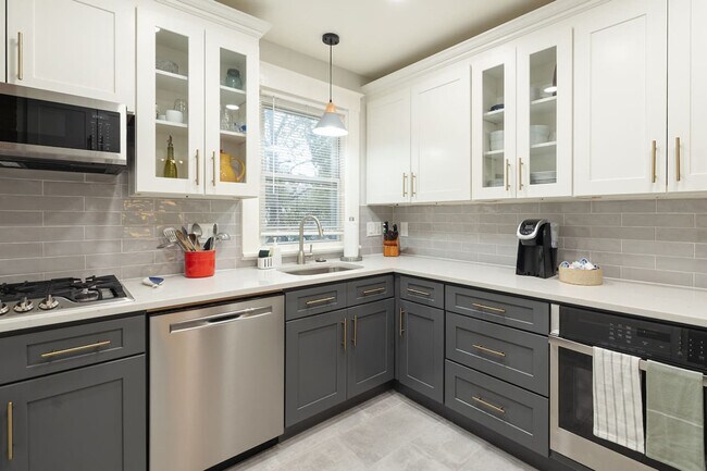 Building Photo - 3935 Oak Park Pl