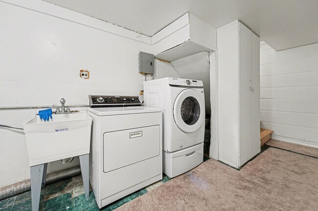 Building Photo - 424 S Locust St