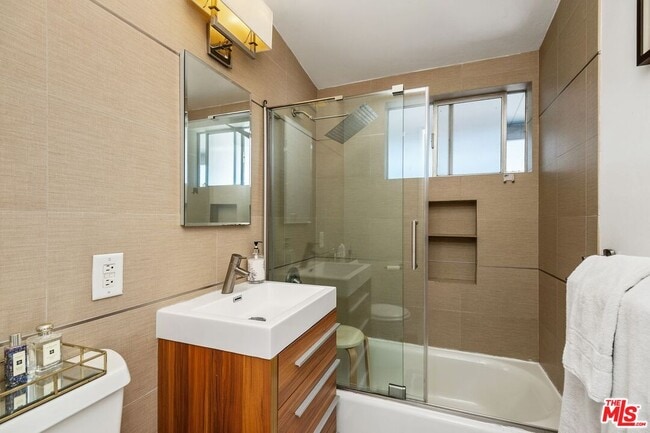 Building Photo - 4040 Grand View Blvd