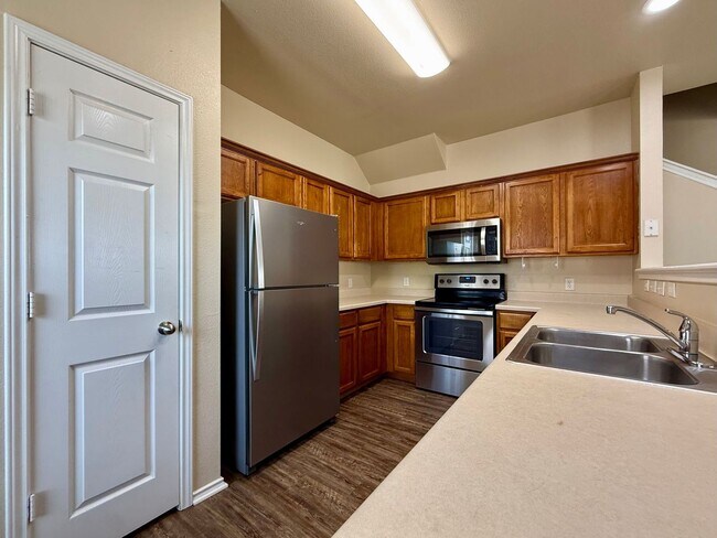 Building Photo - 5807 Golf Bend