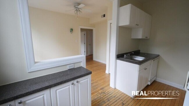 Building Photo - 1 bedroom in CHICAGO IL 60657
