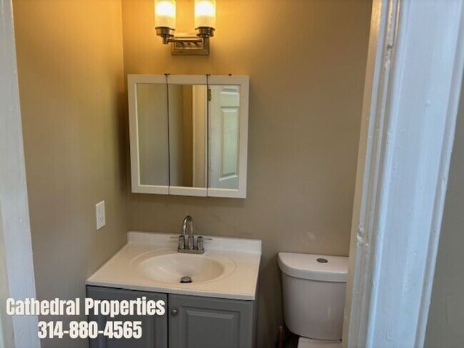 Building Photo - Charming 2 Story House in an Amazing Location