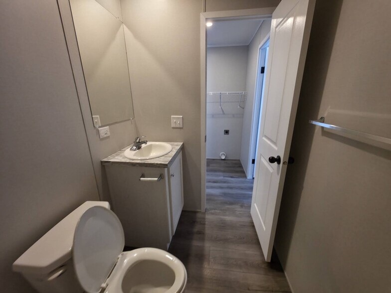 Building Photo - 1404 W Commodore Blvd