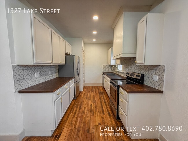 Building Photo - 1327 Lake St