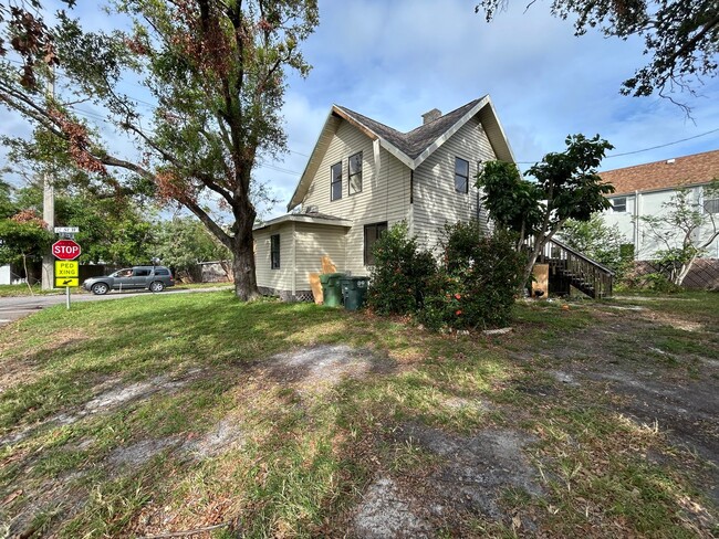 Building Photo - Bradenton unit near downtown, beaches