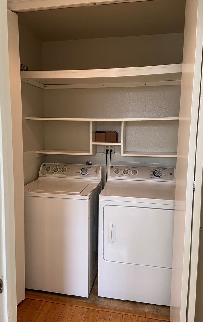 Building Photo - 2 Bed, 1 Bath Townhouse with attached 2 car garage ready to move in soon!!