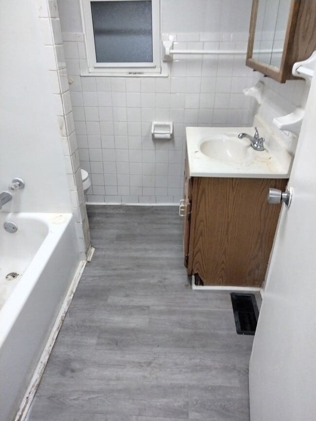 Building Photo - Sneak Preview 516 Dresden ave