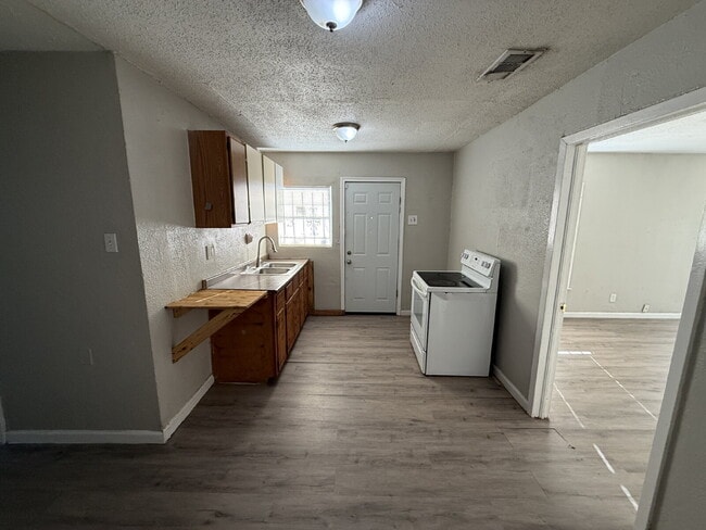 Building Photo - 2213 Lea Crest Dr