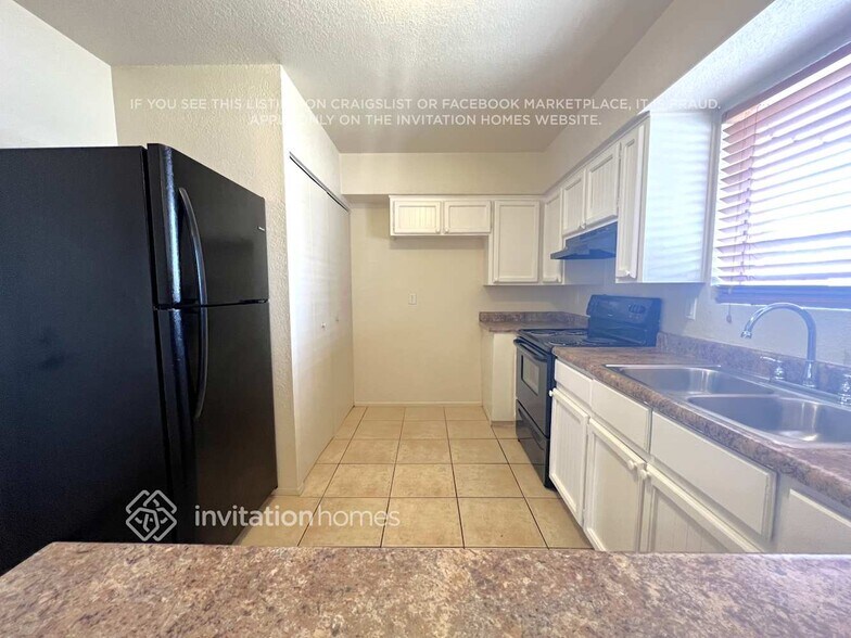 Building Photo - 1904 S Apache Dr