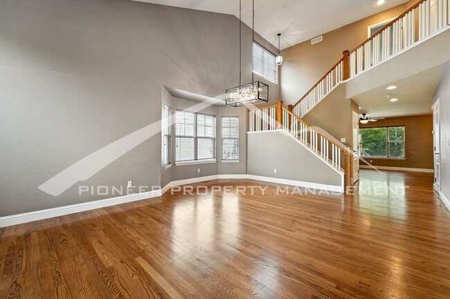 Building Photo - Stunning Home with Washer/Dryer and Centra...