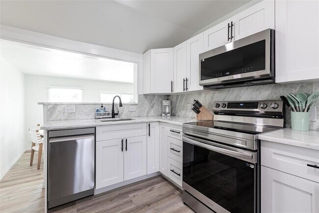 Building Photo - 640 Broadway St