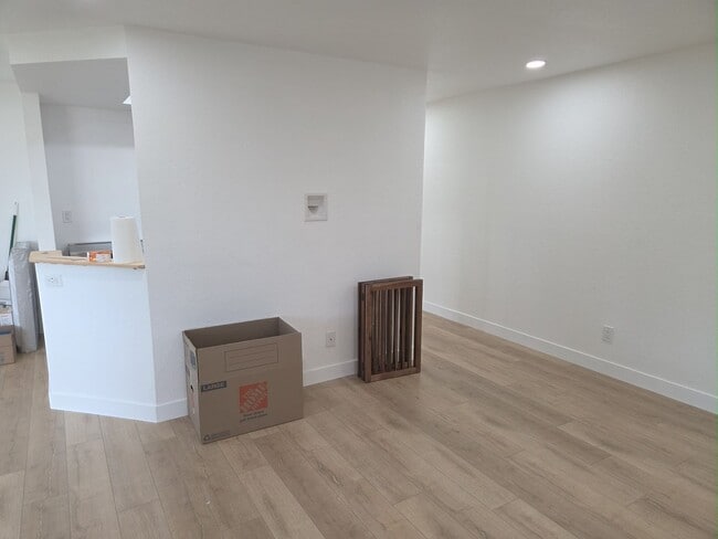 Building Photo - Top floor update 2 bed 2 bath condo in gre...