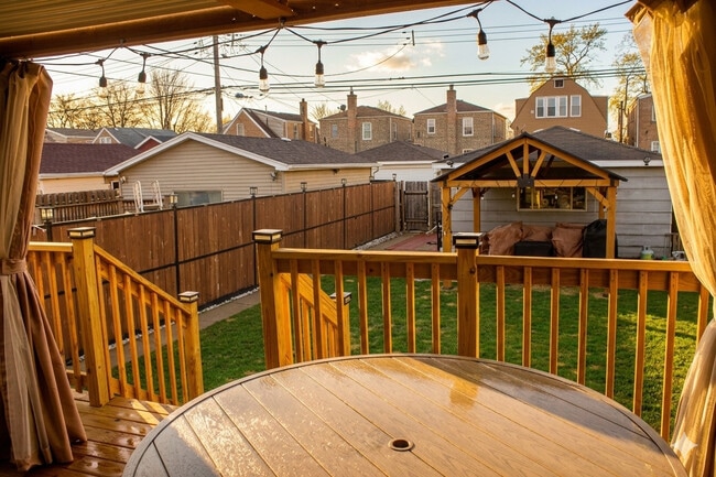 Building Photo - 6034 S Komensky Ave