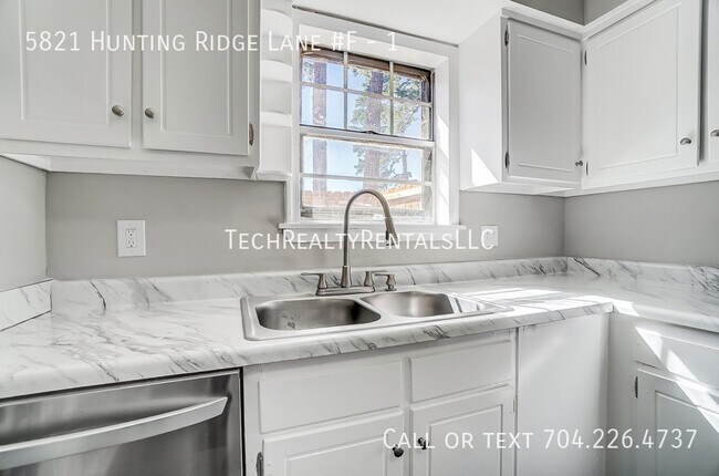Building Photo - 5821 Hunting Ridge Ln